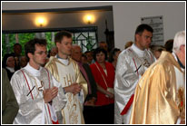 Niedziela 24 VI 2007 rok. Godzina 12:30. Uroczyste wprowadzenie świeżo wyświęconego księdza - o. Macieja do świątyni