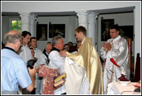 Proboszcz parafii ks. kan. Andrzej Perdzyński dziękuje o. Maciejowi Tomaszewskiemu za wspólną Eucharystię