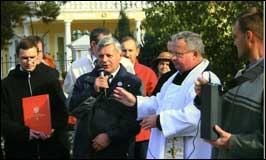 Doniosła chwila. Moment nadania przez Romana Lawrenca wójta gminy Michałowice ulicom Spacerowej i Nadarzyńskiej imienia Wielkiego Polaka - Jana Pawła II