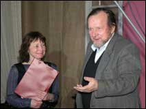 Obok Ernesta Brylla reżyser spektaklu i gospodyni wieczoru Iwona Dornarowicz