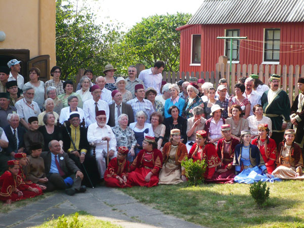 Karaimi przed kienesą po inauguracji hachana, Troki 2010