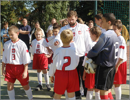 Rok 2006. Ks. Mariusz swoich warszawskich ministrantów przywiózł do Komorowa, no i koniecznie rozegrano mecz futbolowy. Niestety nasi sromotnie przegrali