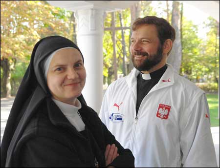 Maj 2006 roku na progu komorowskiej świątyni. Ksiądz Mariusz rozmawia z s. Gabrielą - naszą poprzednią organistką - pamiętającą nie jedną dobrą chwilę MP. Siostra aktywnie sekundowała zarówno narodzinom pisma, jak i powstawaniu kolejnych numerów Magazynu